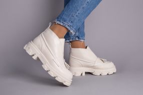 Лоферы женские кожаные молочного цвета зимние с кисточкой