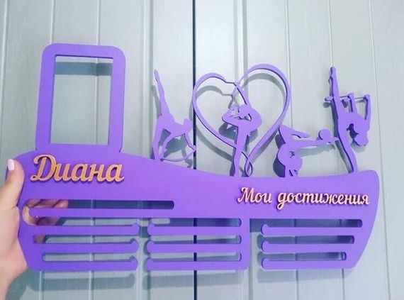 Медальниця для художньої гімнастики, іменна з поличкою, дерев'яна, тримач для медалей, медальниці
