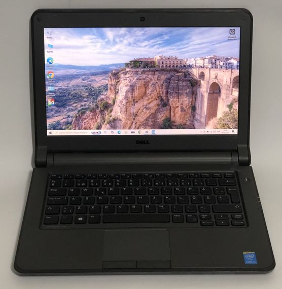 Ноутбук Б-клас Dell Latitude 3340 / 13.3" (1366x768) TN / Intel Core i3-4005U (2 (4) ядра по 1.7 GHz) / 4 GB DDR3 / 320 GB HDD / Intel HD Graphics 4400 / WebCam / Win 10 Home б/в | Зображення 1