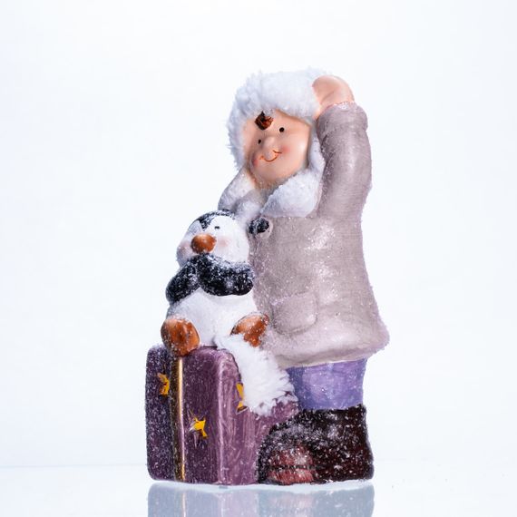 Новорічна фігурка з підсвіткою Дівчинка з пінгвіном із фарфору 9×10×19 (см) новорічний декор для дому, квартири на подарунок | Зображення 2