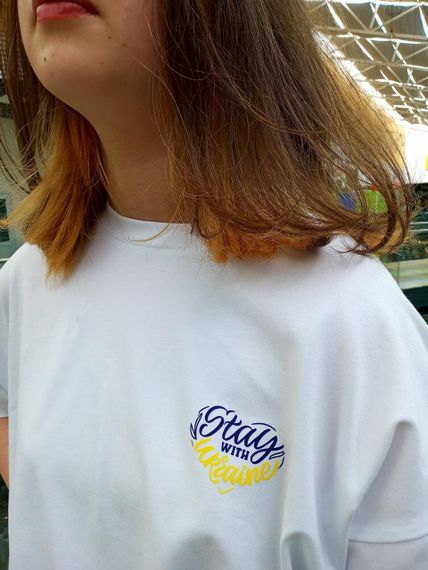 Біла футболка з патріотичною аплікацією "Stay with Ukraine" | Зображення 4