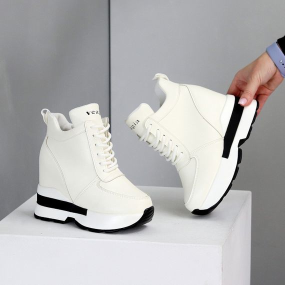 Эффектные белые зимние сникерсы на танкетке доступная цена