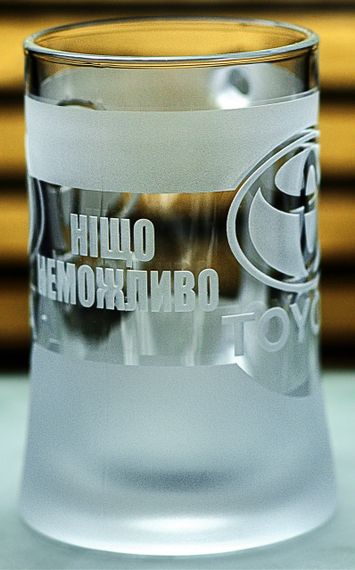 Пивная кружка Toyota Тойота 670 мл с гравировкой Подарок автолюбителю Бокал с логотипом авто и легендарный слоган | Зображення 5