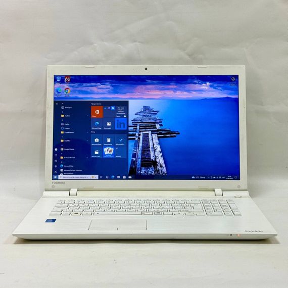 Ноутбук Toshiba Satellite C70 / 17.3" (1600x900) TN / Intel Core i3-5005U (2 (4) ядра по 2.0 GHz) / 8 GB DDR3 / 256 GB SSD / Intel HD Graphics 5500 / WebCam / DVD-ROM / Windows 10 Pro б/у | Зображення 1