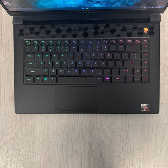Ігровий ноутбук Б-класу Dell Alienware M15 R7 / 15,6" (2560x1440) IPS / AMD Ryzen 7 6800H (8 (16) ядер по 3,2 - 4,7 ГГц) / 16 ГБ DDR5 / 1000 ГБ SSD / nVidia GeForce RTX 3070 Ti, 8 ГБ GDDR6, 256-біт / WebCam б/в | Зображення 2