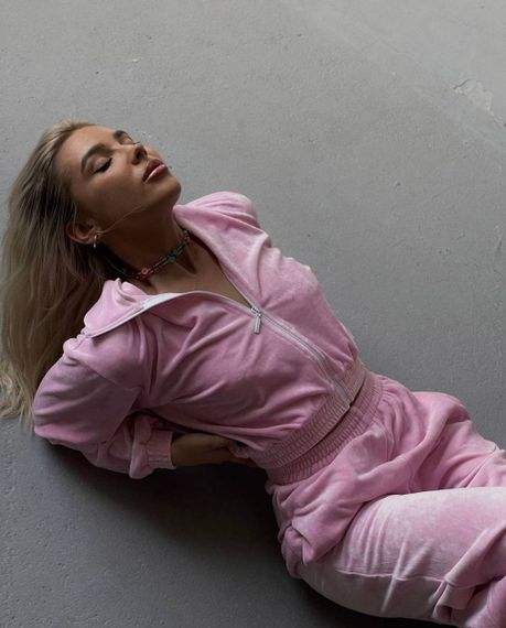 Женский велоровый спортивный костюм двойка с укороченной кофтой BF862 цвет розовый, размер 46/48 | Зображення 1