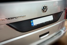 Пластикова накладка на кришку багажника Червона для Volkswagen T6 2015-2024, рр