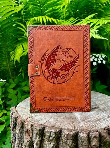 Блокнот Harry Potter “Золотий Снітч” — щоденник із екошкіри з застібкою та декором | Зображення 1