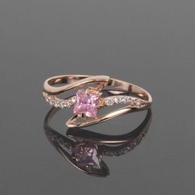 Кольцо из красного золота с нежно розовым квадратным камнем 19