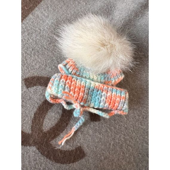 Шапка для собак ручной вязки "Градиент" с подворотом с натуральным белым бубоном, оранжевая