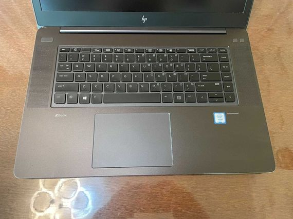 Мобильная рабочая станция HP ZBook Studio G3 / 15.6" (3840x2160) IPS / Intel Xeon E3-1505M v5 (4 (8) ядра по 2.8 - 3.7 GHz) / 16 GB DDR4 / 256 GB SSD / nVidia Quadro M1000M, 4 GB GDDR5, 128-bit / WebCam б/у | Зображення 3