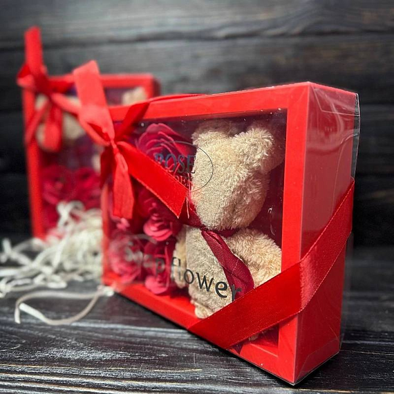 Подарунковий набір "Мило з троянд + рушник", м'який рушник, ароматне мило у вигляді червоних троянд, 20×15×4см | Зображення 1