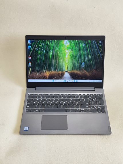 Ноутбук Lenovo IdeaPad L340-15IWL / 15.6" (1366x768) TN / Intel Core i3-8130U (2 (4) ядра по 2.2 - 3.4 GHz) / 8 GB DDR4 / 256 GB SSD / Intel UHD Graphics 620 / WebCam / DVD-ROM б/у | Зображення 1