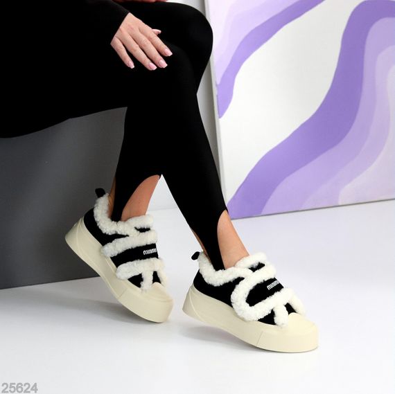 Черные спортивные замшевые зимние автоледи на бежевой подошве 38