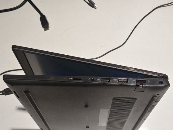 Ноутбук Б-клас Dell Latitude 3420/14" (1366x768) TN / Intel Core i5-1135G7 (4(8) ядра по 2.4 - 4.2 GHz) /  8 GB DDR4 / 256 GB SSD M.2 / Intel Iris Xe Graphics / WebCam / USB 3.2 / HDMI / Windows 10 ліцензія б/в | Зображення 2