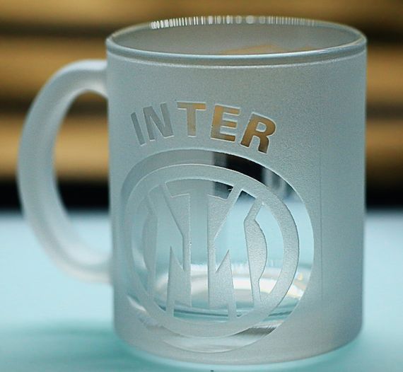 Подарункова скляна чашка для чаю кави 320мл з гравіюванням лого футбольного клубу ФК Інтер з номером гравця | Зображення 2