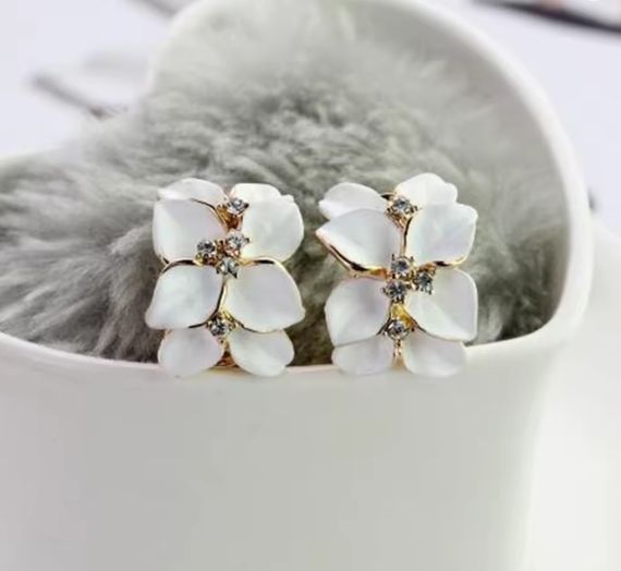 Сережки Primo Glory у формі квітів з білими пелюстками та кристалами – Gold&White | Зображення 5