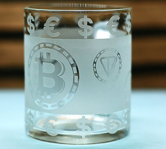 Стеклянная чашка 320 мл Криптовалюта с гравировкой подарок для трейдера инвестора БИТКОИН ETH DOGE SOL BNB TON | Зображення 1