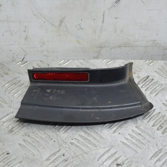 Заглушка заднього бампера права Volkswagen Passat B6 2005-2010 Накладка під задній правий ліхтар Фольксваген 3C9945100A