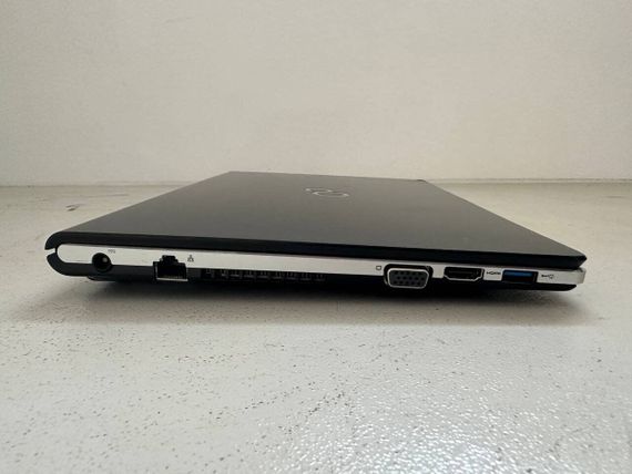 Ультрабук Б-класс Fujitsu LifeBook S935 / 13.3" (1920x1080) IPS / Intel Core i7-5600U (2 (4) ядра 2.6 - 3.2 GHz) / 8 GB DDR3 / 256 GB SSD / Intel HD Graphics 5500 / WebCam / VGA б/у | Зображення 2