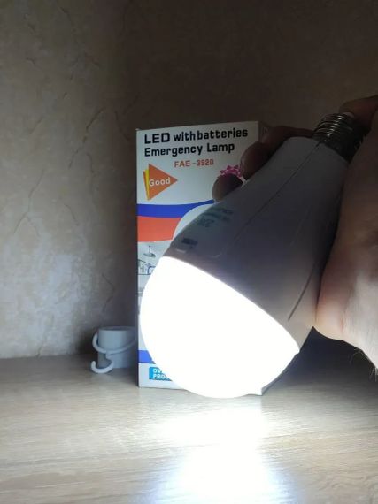 Аварийная светодиодная лампа 20W с аккумулятором на патрон лампочка Led аккумуляторная под цоколь | Зображення 2