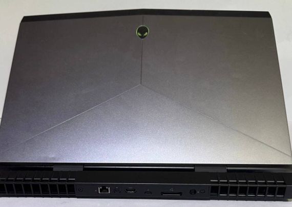 Ігровий ноутбук Dell Alienware 17 R4 / 17.3" (1920x1080) IPS / Intel Core i7-7700HQ (4 (8) ядра по 2.8 - 3.8 GHz) / 32 GB DDR4 / 1000 GB SSD / nVidia GeForce GTX 1070, 8 GB GDDR5, 256-bit / WebCam б/в | Зображення 7