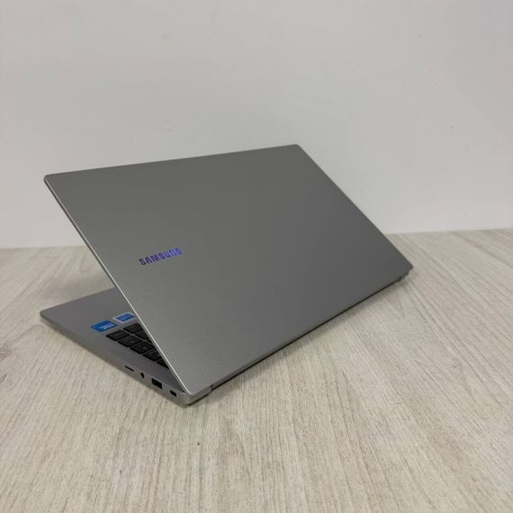 Ультрабук Samsung Galaxy Book4 15 NP750XGK / 15.6" (1920x1080) IPS / Intel Core 7 150U (10 (12) ядер по 1.8 - 5.4 GHz) / 16 GB DDR4 / 256 GB SSD / Intel Graphics / WebCam б/в | Зображення 4