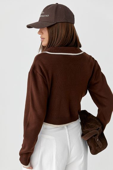 Короткий кардиган на ґудзиках із контрастною окантовкою - коричневий цвет, ONE SIZE (є розміри) | Зображення 1