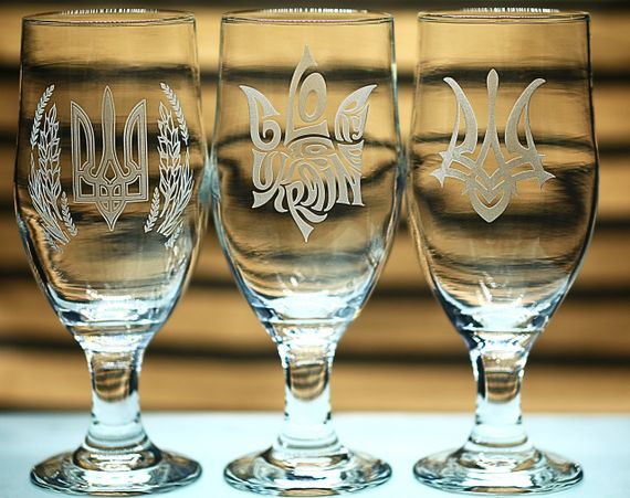 Набір пивних келихів Герб України 330 мл Патріотичні бокали з гравіюванням Подарунок для чоловіка військового | Зображення 1