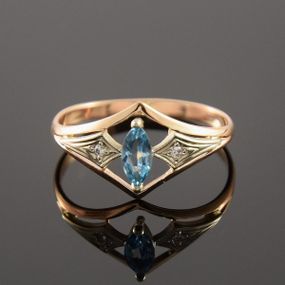 Кольцо из красного и белого золота с топазом 16.5