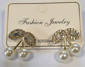 Жіночі сережки Білі ягідки W JEWELRY