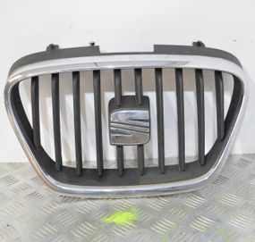 Решітка радіатора Seat Toledo III 2004-2009 Решітка переднього бампера Сеат Толедо 3 5P0853679A
