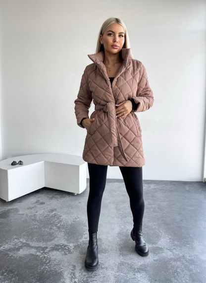 Женская демисезонная удлиненная стеганая куртка с капюшоном NA1040 цвет мокко, размер 46/48