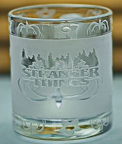 Скляна чашка 320 мл Stranger Things Дивні дива з гравіюванням Подарунок фанату серіалу  Кружка з логотипом векна демогорган