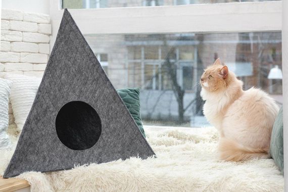 Треугольный домик для кота из войлока "Пирамида" серый