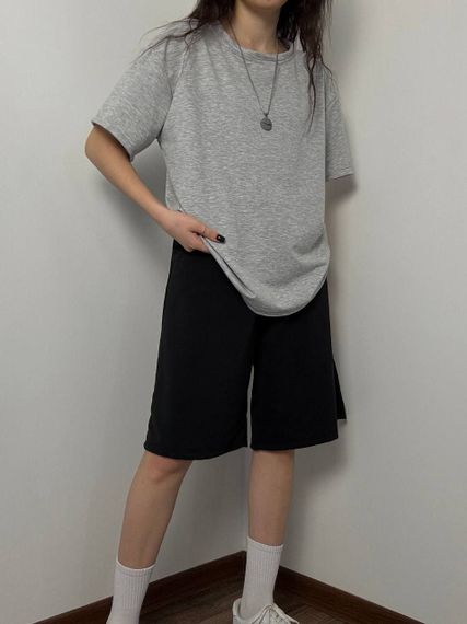 Женский летний костюм оверсайз футболка и длинные шорты SSH714, цвет серый + черный, размер единый 42/46