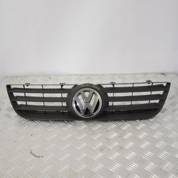 Решітка радіатора Volkswagen Polo 9N 2001-2009 Решітка переднього бампера Фольксваген Поло