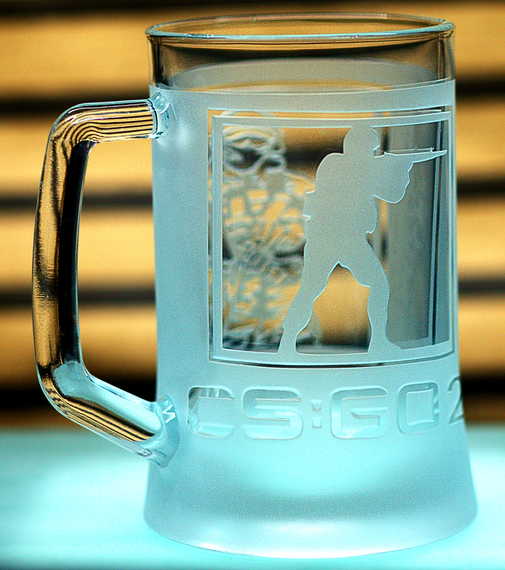 Пивний келих 670 мл CS GO КС ГО з гравіюванням подарунок для геймера фаната  ігровий кухоль для пива | Зображення 1