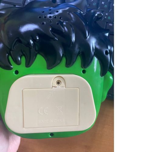 Уцінка. Електронна гра "Finger Press Pop-It Console: Халк" дефекти в роботі і зламанна ззаду кришка | Зображення 1