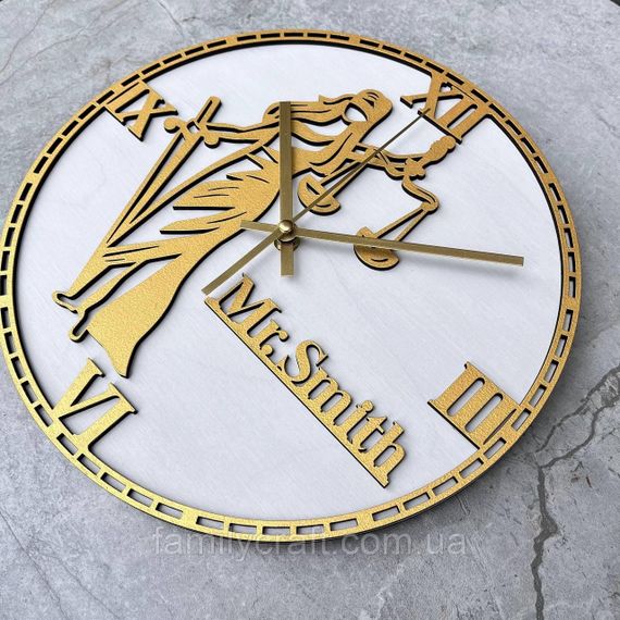 Настінний годинник з дерева для юриста з Фемідою Подарунок адвокату, судді, іменний декор кабінету | Зображення 2