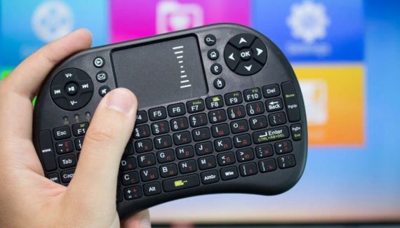 Беспроводная мини клавиатура, русская с тачпадом и подсветкой UKC i8 2.4G для Smart TV, клавиатура пульт | Зображення 2