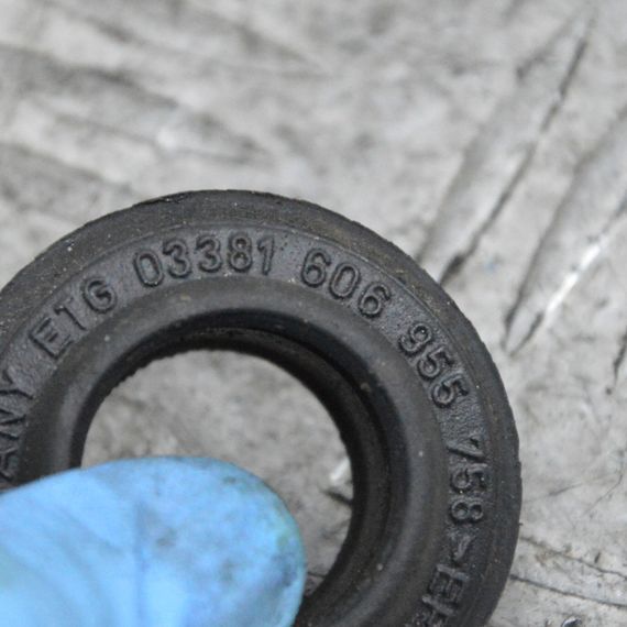 Ущільнювач заднього склоочисника Volkswagen Golf VII Ущільнювач заднього двірника Фольксваген 606955758A | Зображення 2