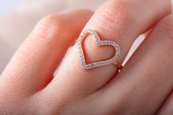 Кольцо сердечко из красного золота с фианитами | Зображення 5