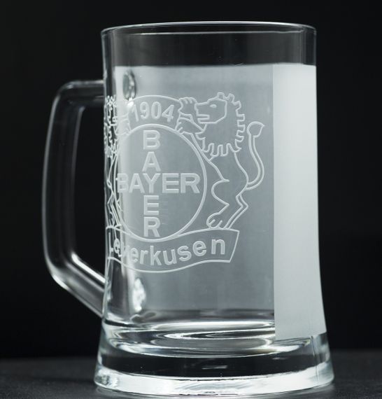 Подарочный бокал для пива 670 мл с гравировкой лого футбольного клуба Байер Леверкузен, подарок для друга
