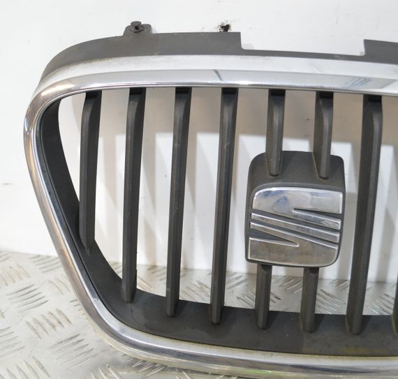 Решітка радіатора Seat Toledo III 2004-2009 Решітка переднього бампера Сеат Толедо 3 5P0853679A | Зображення 1