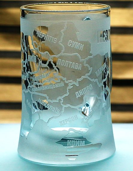 Патріотичний пивний келих 670 мл карта України з гравіюванням  Кухоль Вільна Незламна подарунок для патріота | Зображення 2