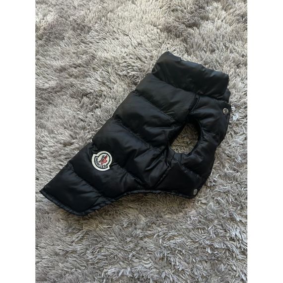 Брендовая зимняя жилетка для собак MONCLER, без капюшона, на кропках, черная | Зображення 1