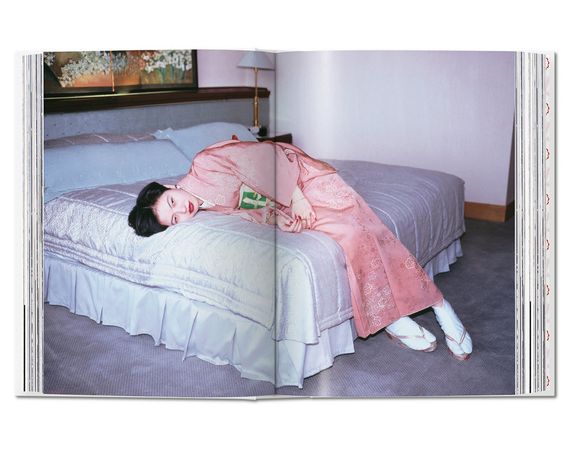 Taschen книги для фотографов Нобуёси Араки Nobuyoshi Araki "40th Anniversary Edition" книга по фотографии | Зображення 3