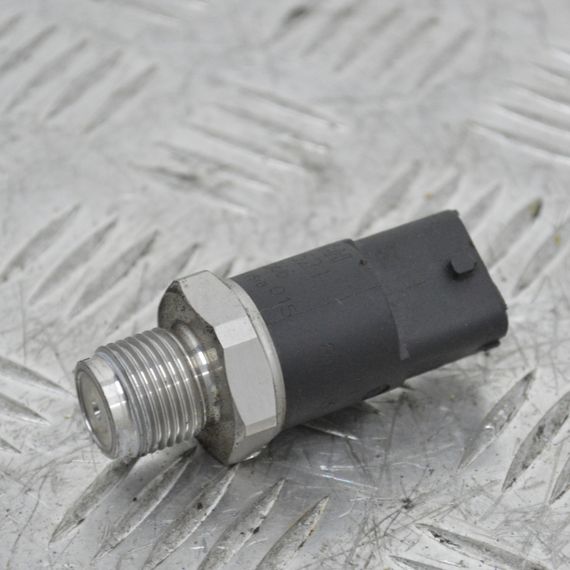 Датчик тиску палива в рейці Toyota Yaris Verso 1999-2005 1.4 D-4D Тойота Яріс Версо 0281002521 8945852010