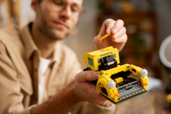 Конструктор LEGO Icons Трансформери. Бамблбі 10338 | Зображення 2